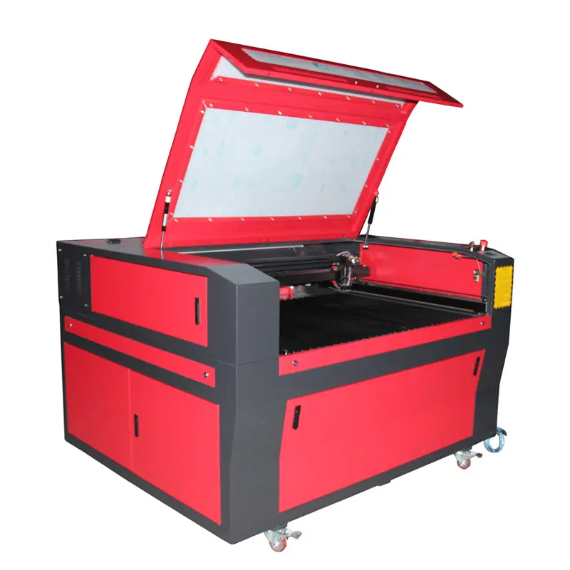 Máquina laser realizando gravação de precisão