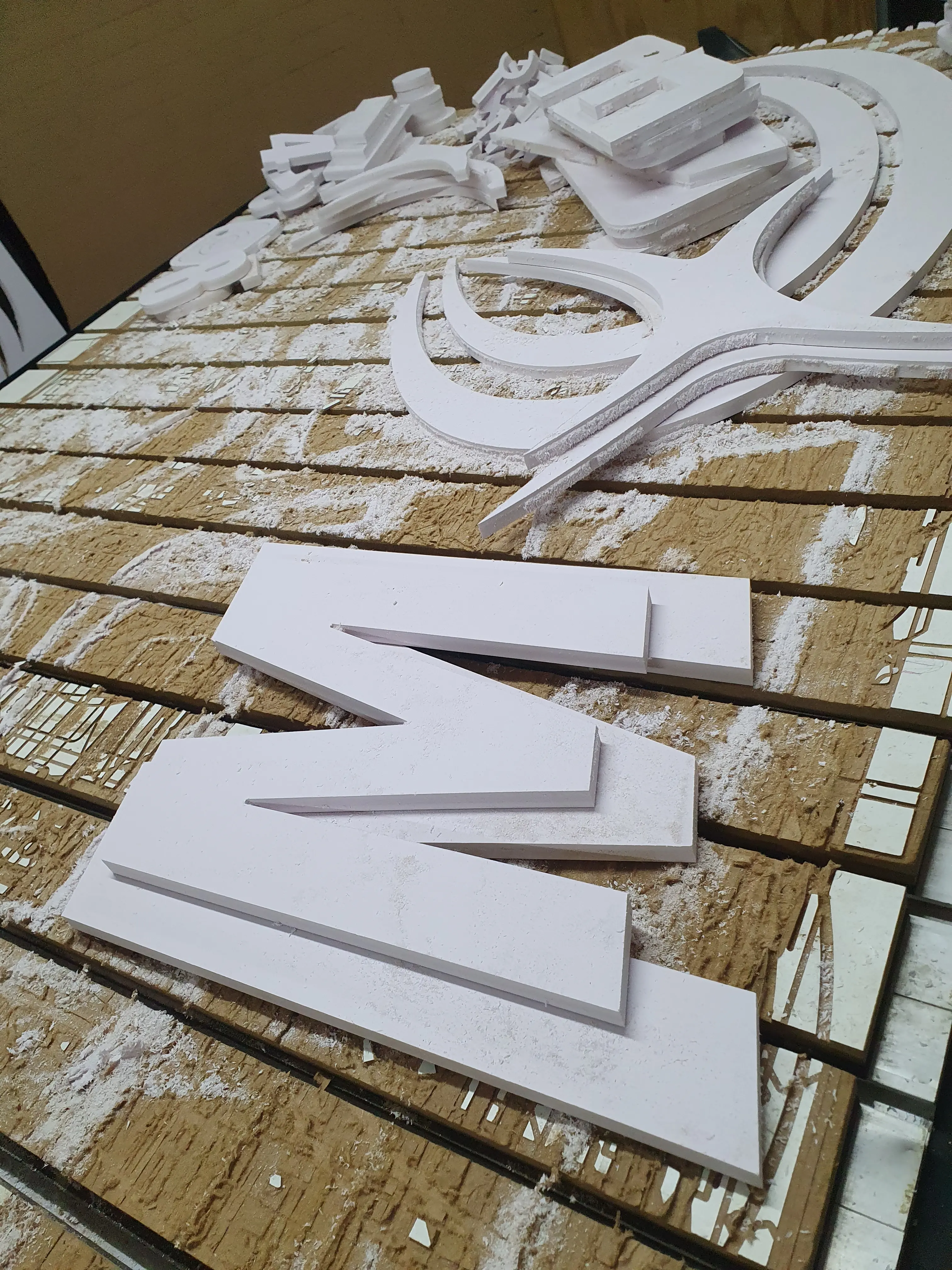 Letras em PVC expandido cortadas em CNC