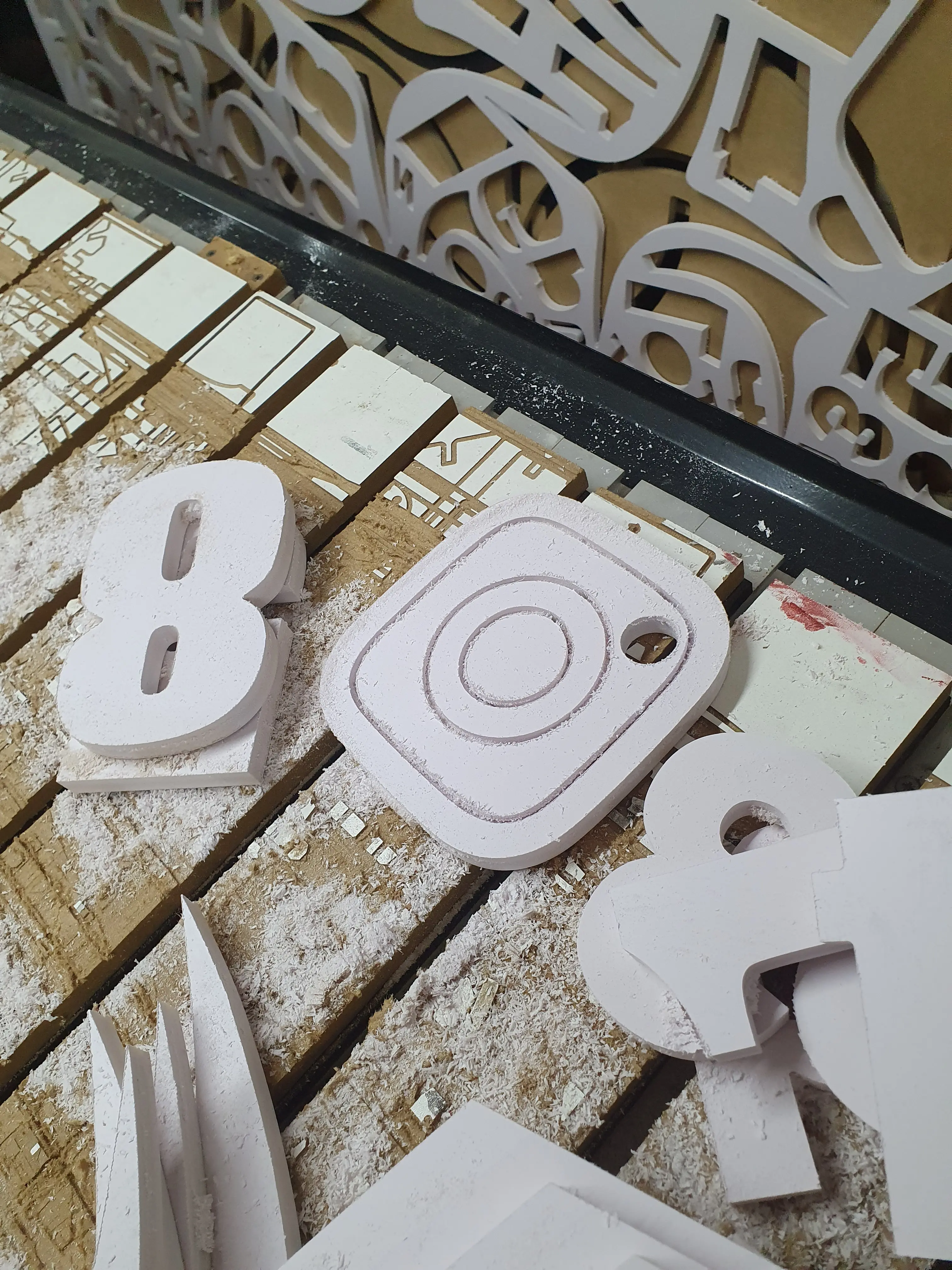 Detalhe de letras recortadas em PVC expandido