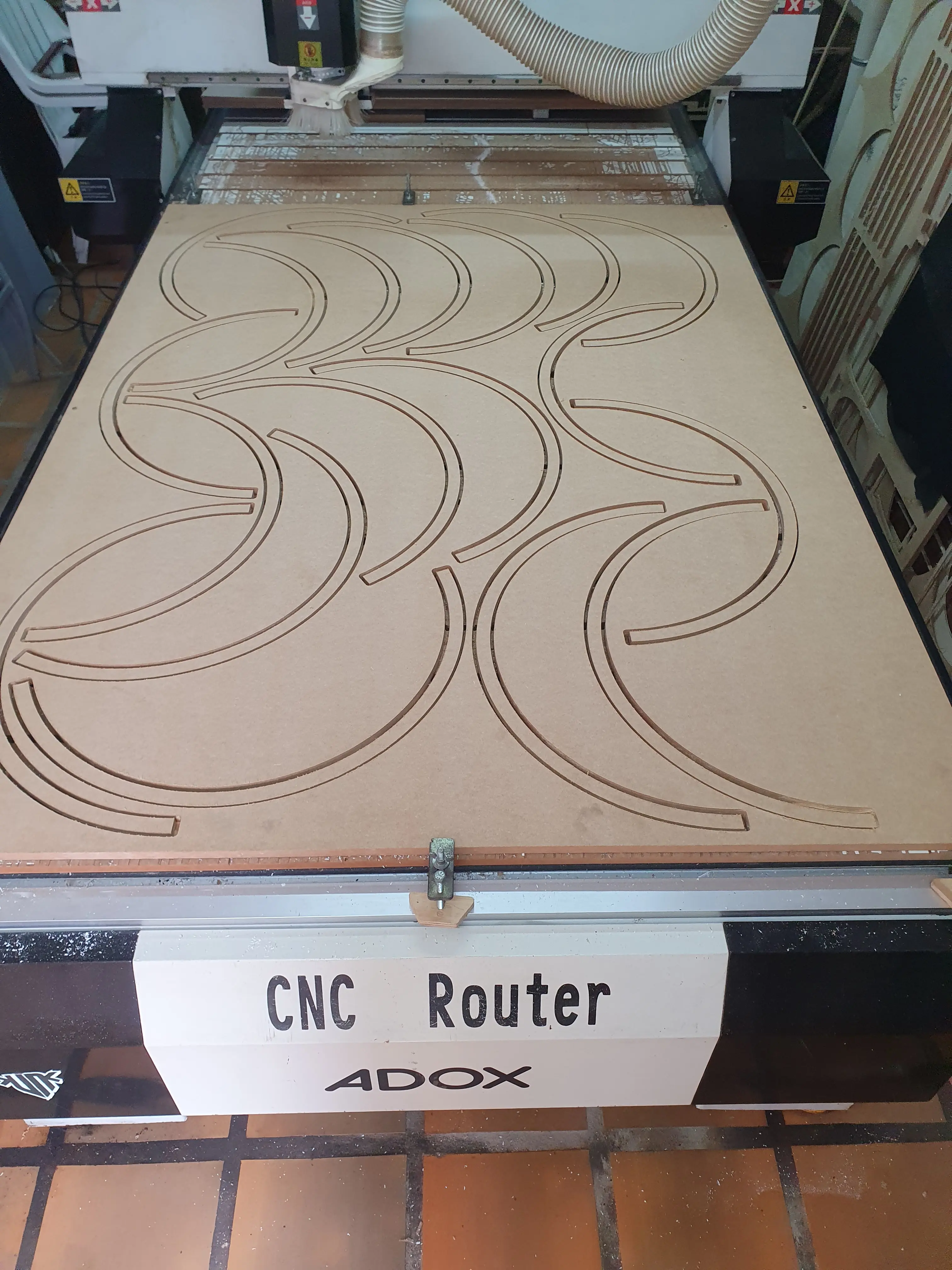 Peça de MDF cortada em CNC Router