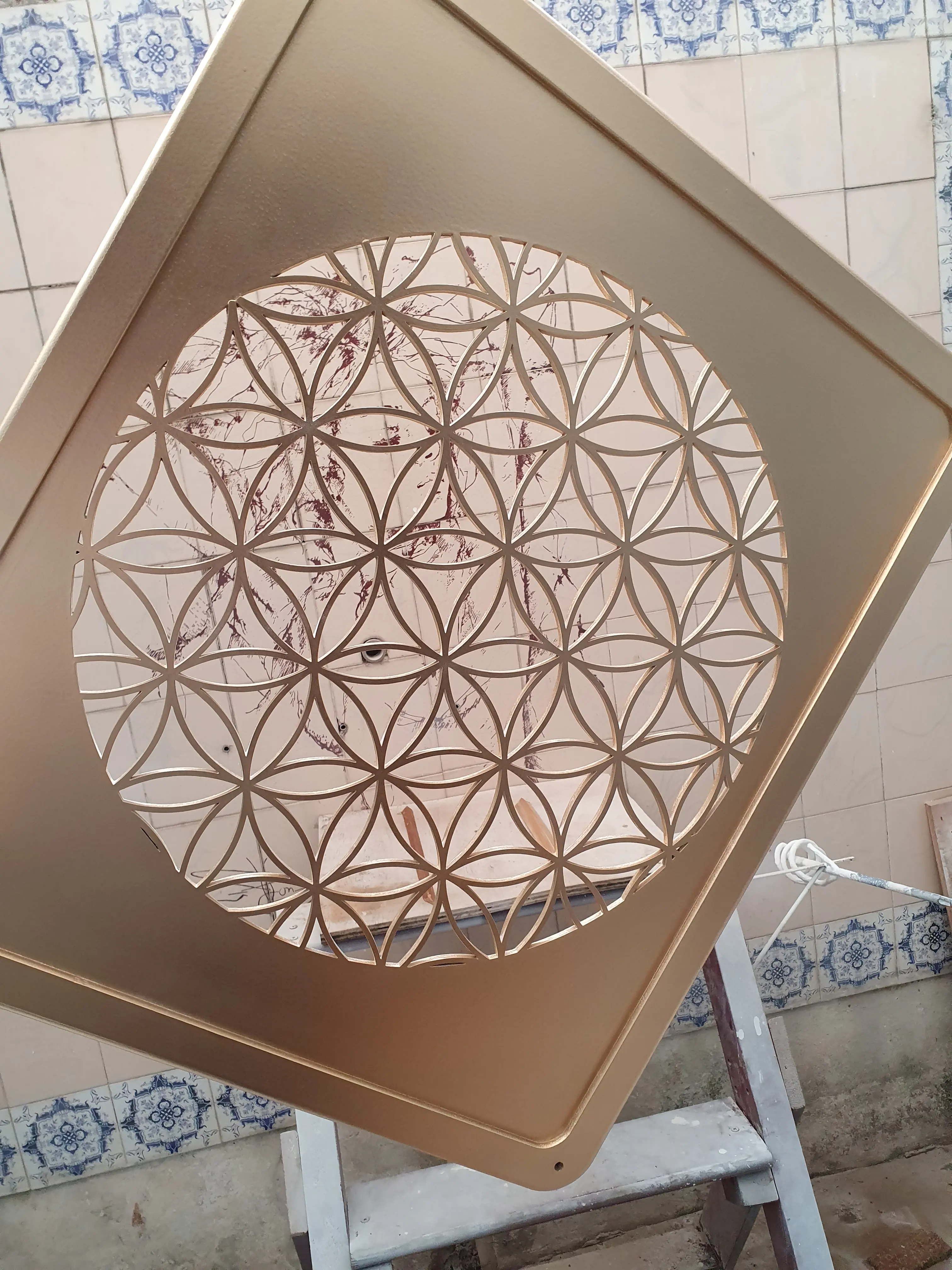 Componente de madeira produzido em CNC